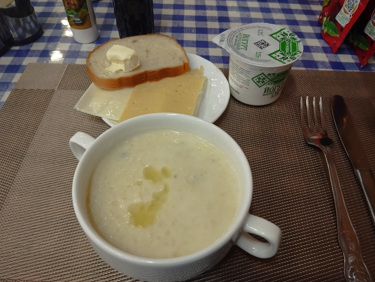 Йогурт, пшенная каша, сыр, масло. 
