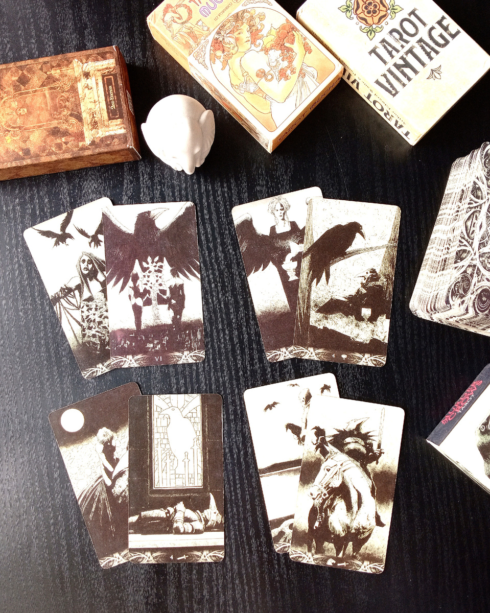 Ответ смотрим на колоде Таро "Ворон смерти"