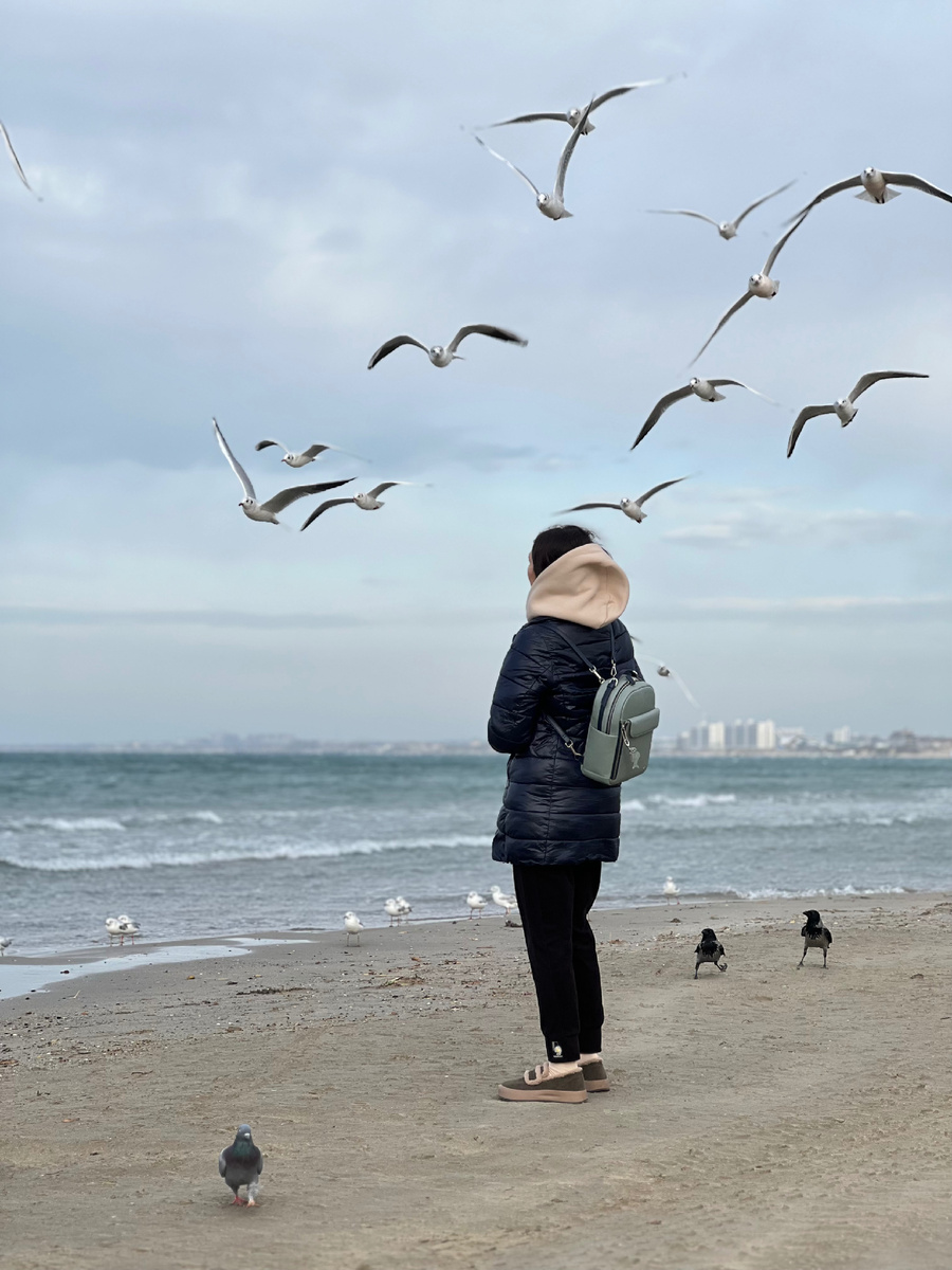 С утра по раньше прибежала к морю, было прохладно, ветер, поэтому хорошо, что надела на себя теплые обновки, которые заказала в ноябре