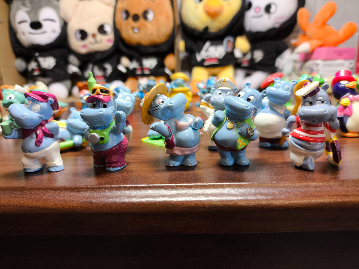 Тут: матрос, парочка отдыхающих, фотограф и выпивающий бегемотик) 