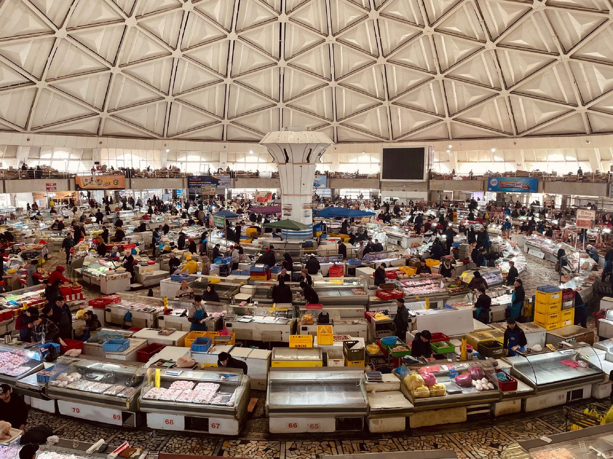 Базар, плов, лепешка, тюбетейка - с этим обычно ассоциируется Узбекистан у людей. 