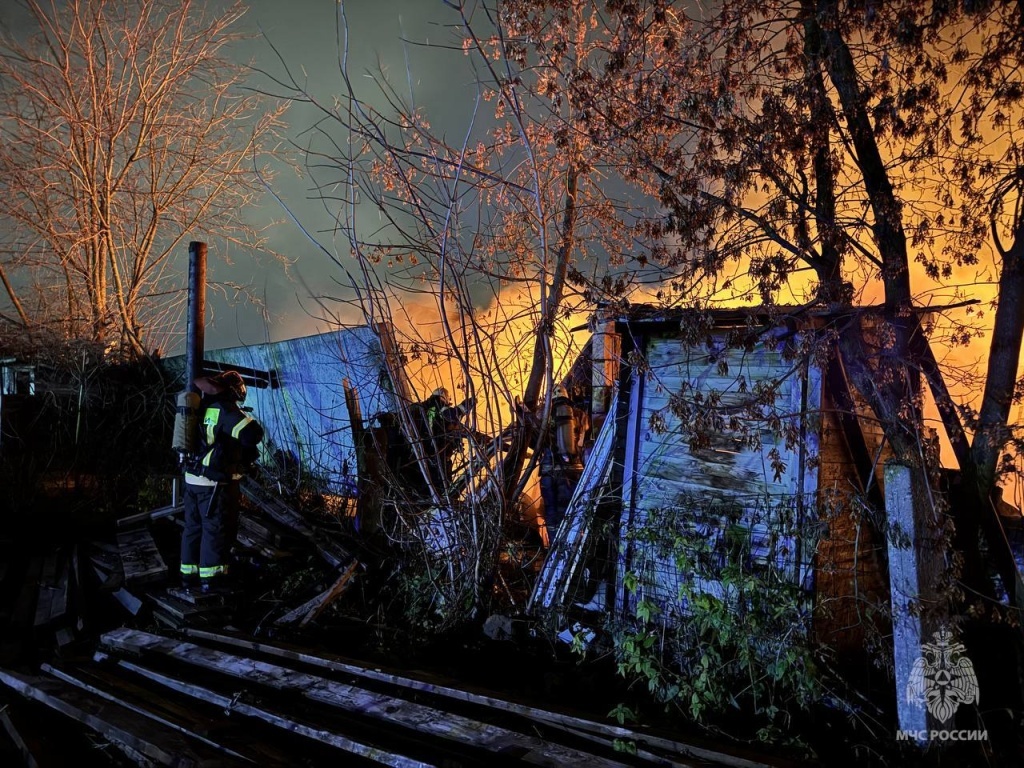В Твери пожарным удалось не допустить взрыва газгольдера