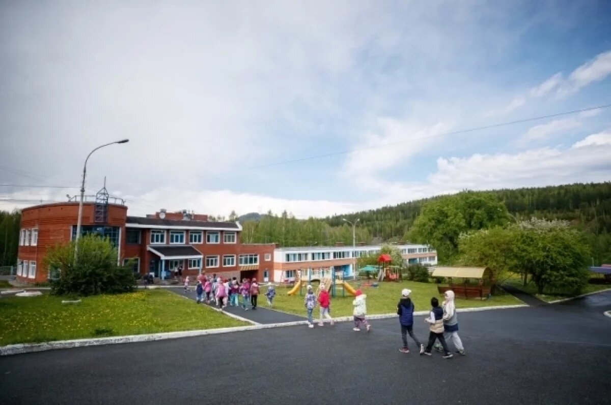    Осенние каникулы в детских лагерях провели 20 тысяч юных свердловчан