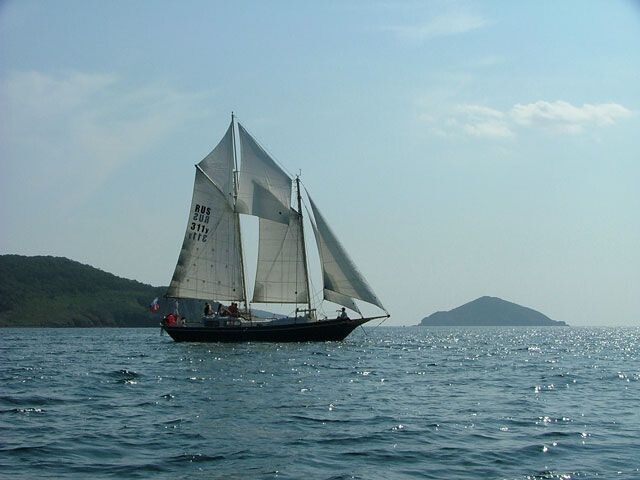 Рис. 1 Самодельная  стальная яхта из Владивостока, которую построил яхтенный капитан Андрей Попович сам , правда по проекту профессионального дизайнера. Но проект стоил сравнительно не дорого. Об этом и многом другом далее.