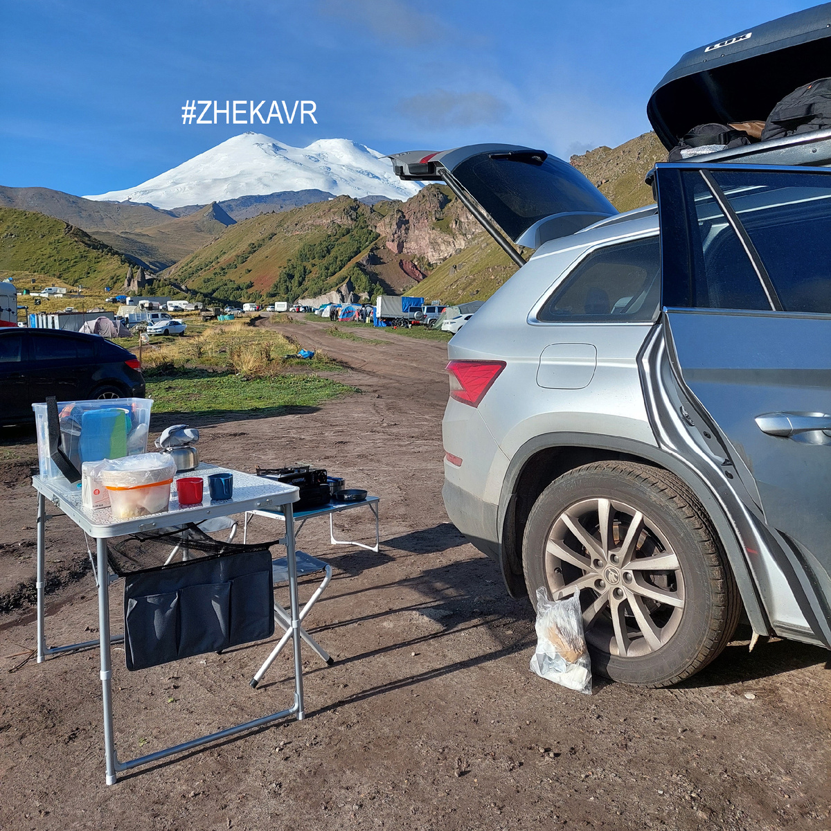 1 из 3 (Лагерь в урочище Джилы-Су с видом на Эльбрус.)