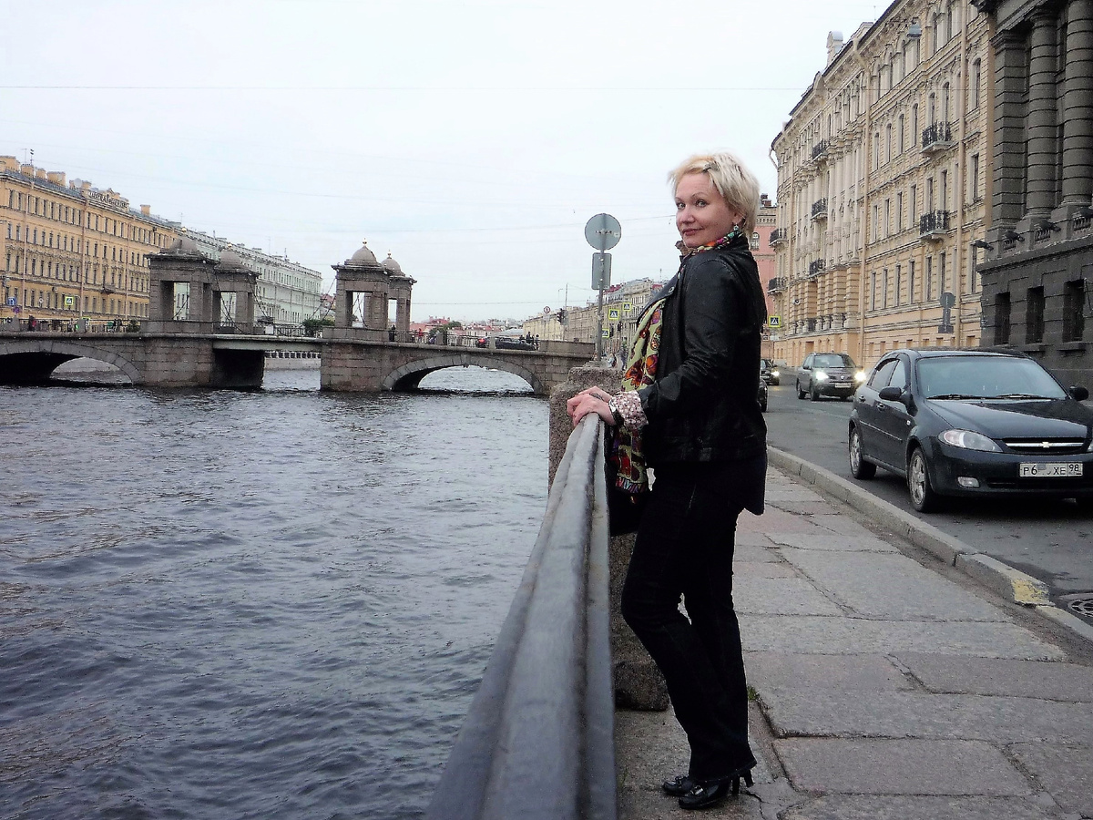 Мне на этом фото - 50. У меня 44-46 размер. В этом размере я прожила бОльшую часть своей жизни. А сегодня едва влезаю в 50-52!