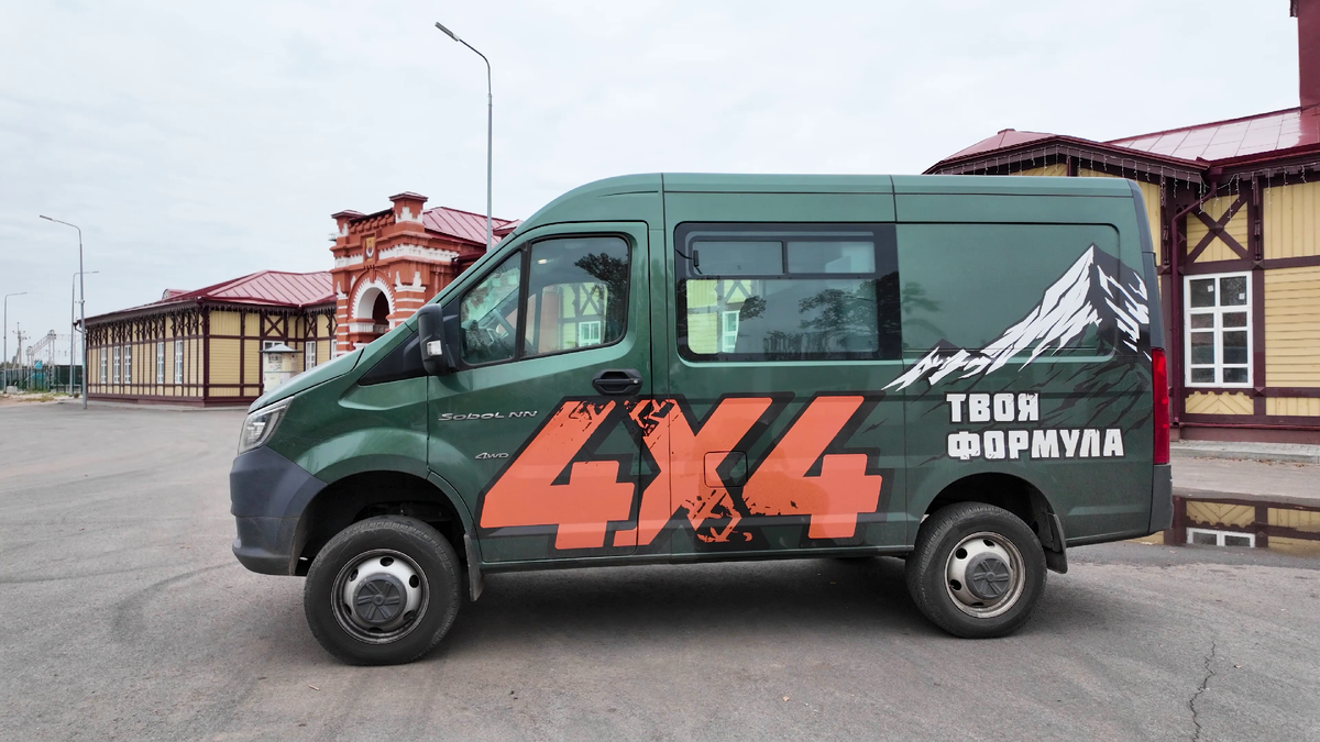 Выглядит автомобиль монументально, хотя в реальности не так уж и огромен