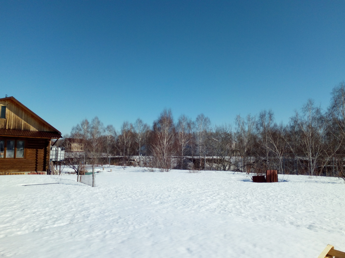 Март 2021. Мы ездим на дачу довольно часто. Там такой чистый снег и воздух!