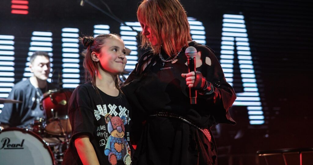 9-летняя барабанщица из Смолевичского района аккомпанировала Савичевой на сцене Prime Hall