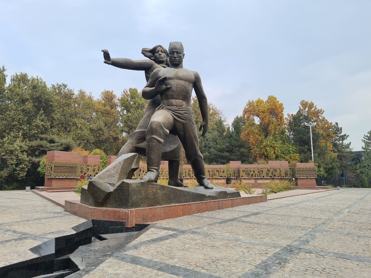 монумент Мужество ==>