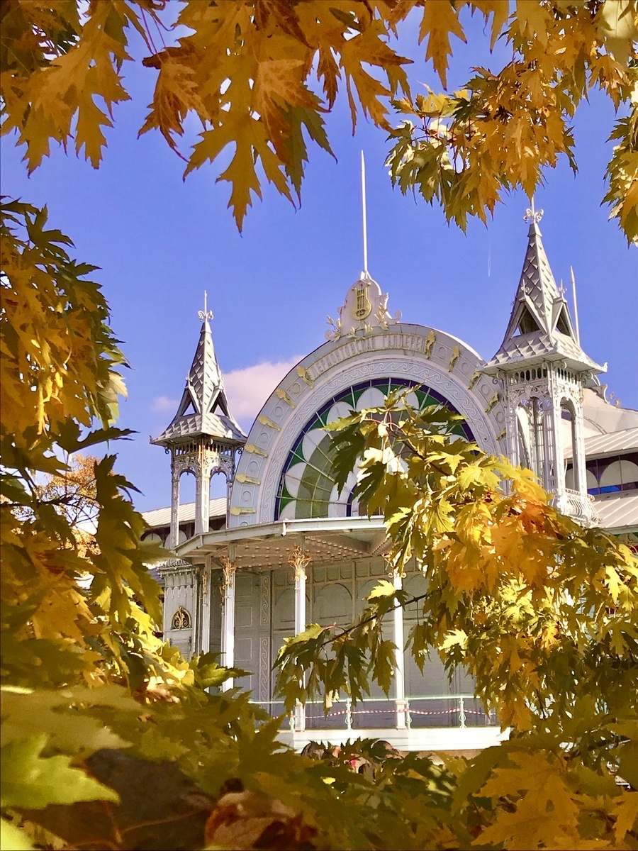Лермонтовская галерея в парке «Цветник», снимок на мобильный