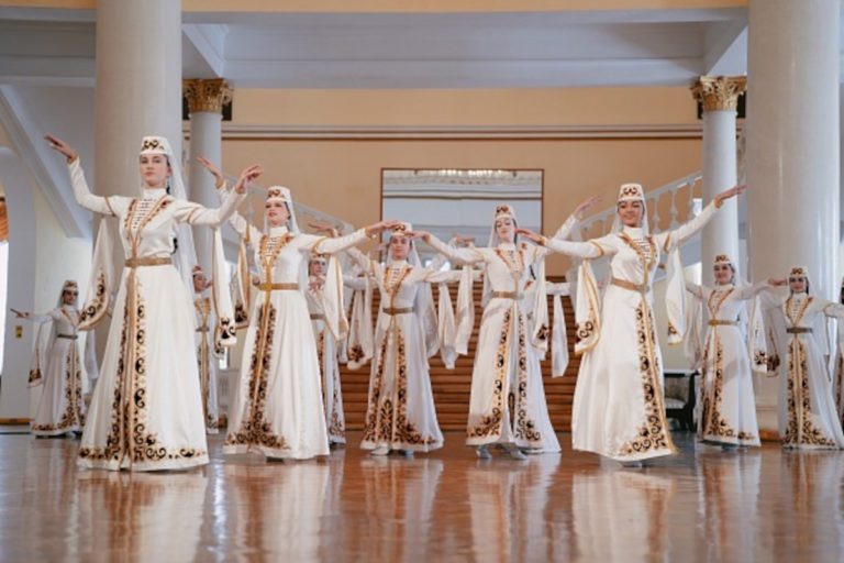    CREATOR: gd-jpeg v1.0 (using IJG JPEG v62), quality = 95 ngsochi