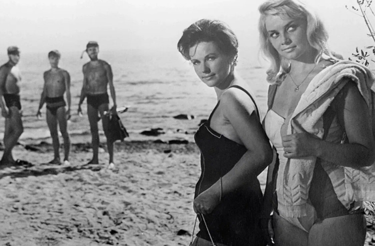 Женщины в фильме выглядят старше мужчин. А так и должно быть