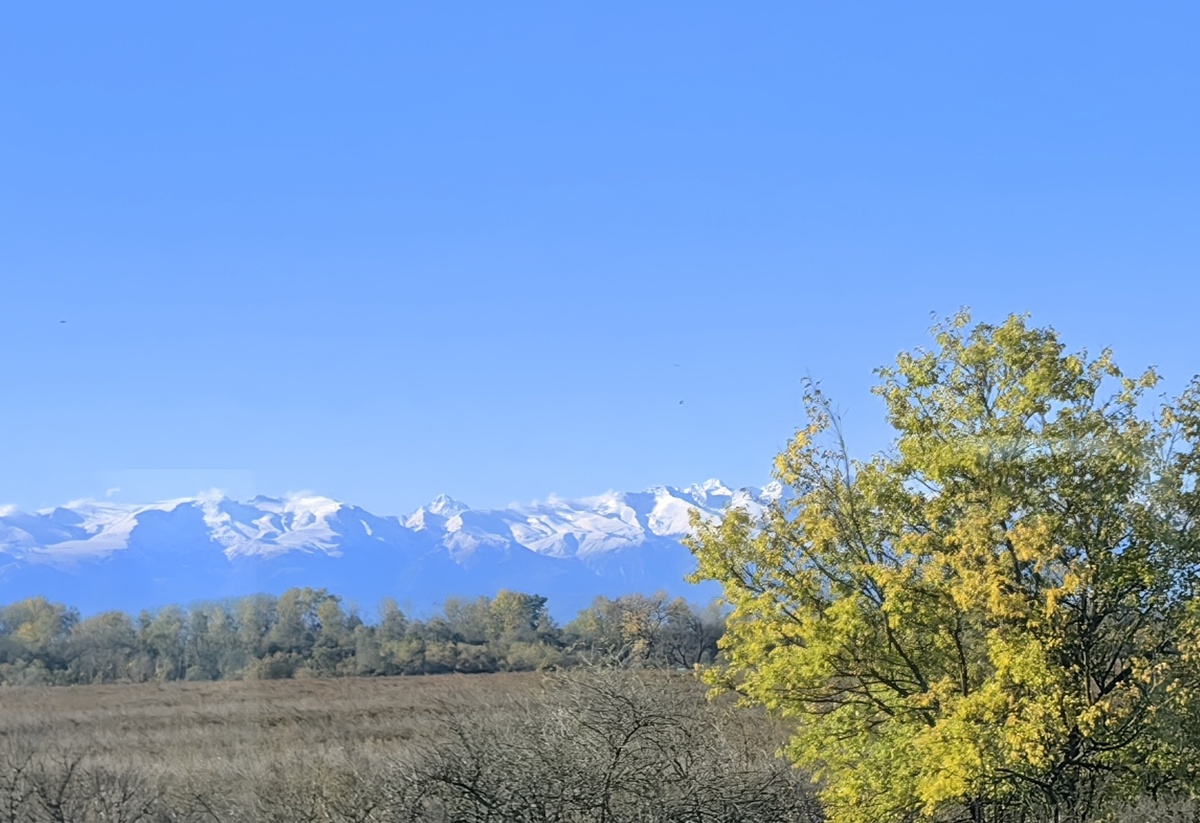На подъезде к городу - цепь гор Главного Кавказского хребта