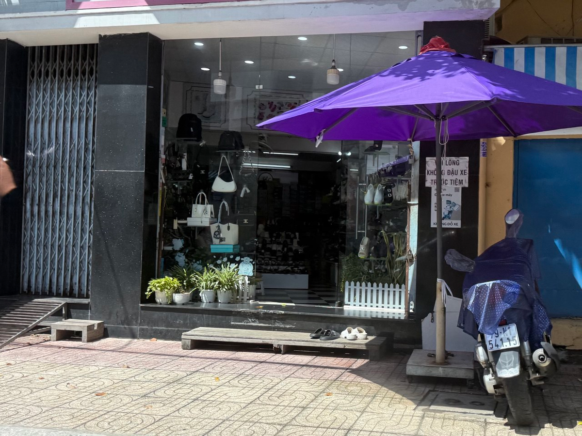 Снаружи аккуратно стоят тапочки - значит перед входом лучше снять обувь 