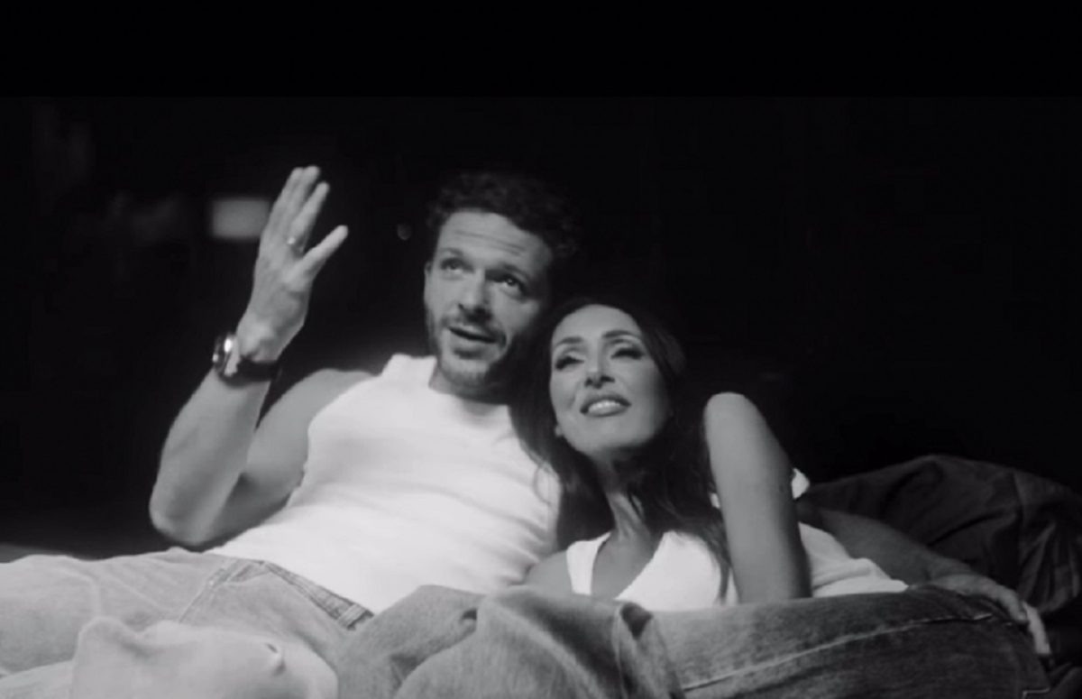    В новом клипе звёзды сыграли влюблённых