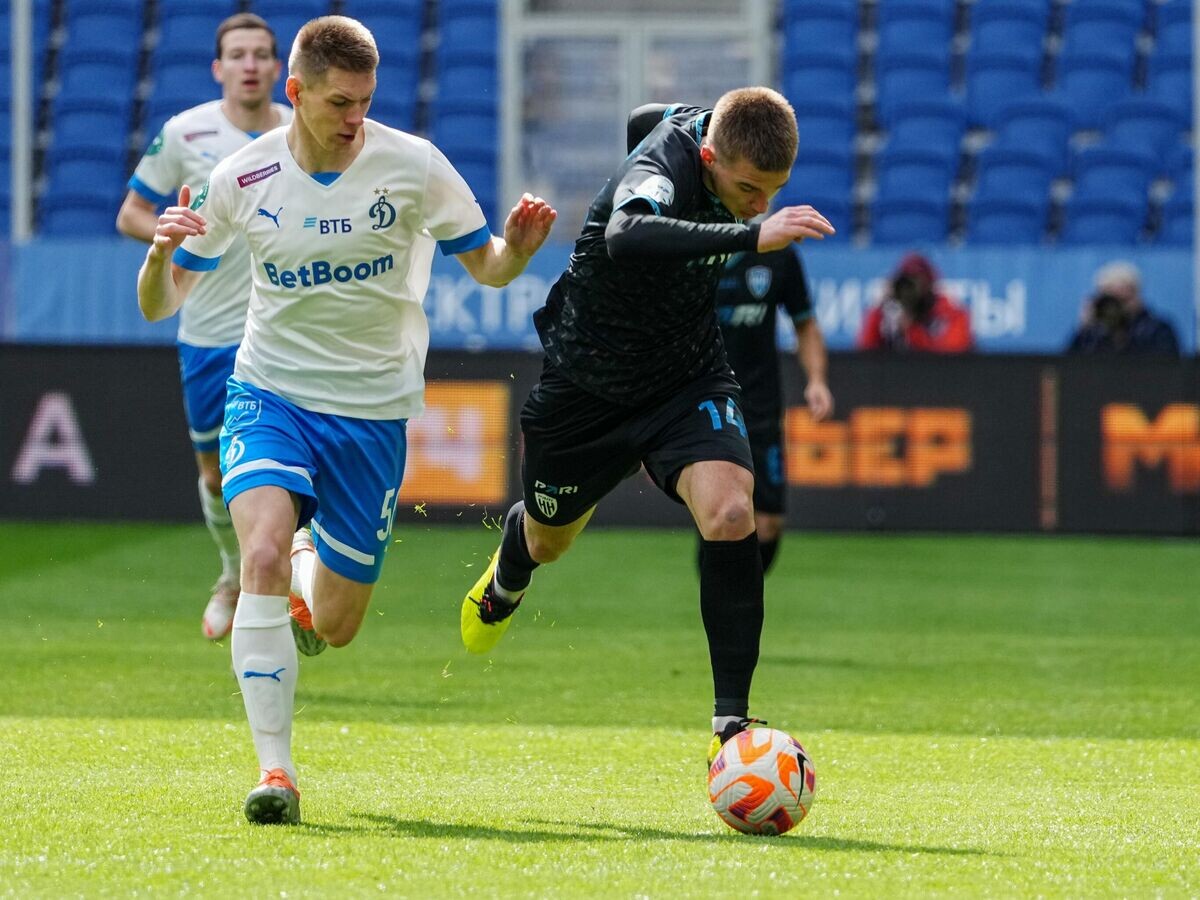    Игрок "Динамо" Александр Кутицкий (слева)© РИА Новости / Александр Вильф