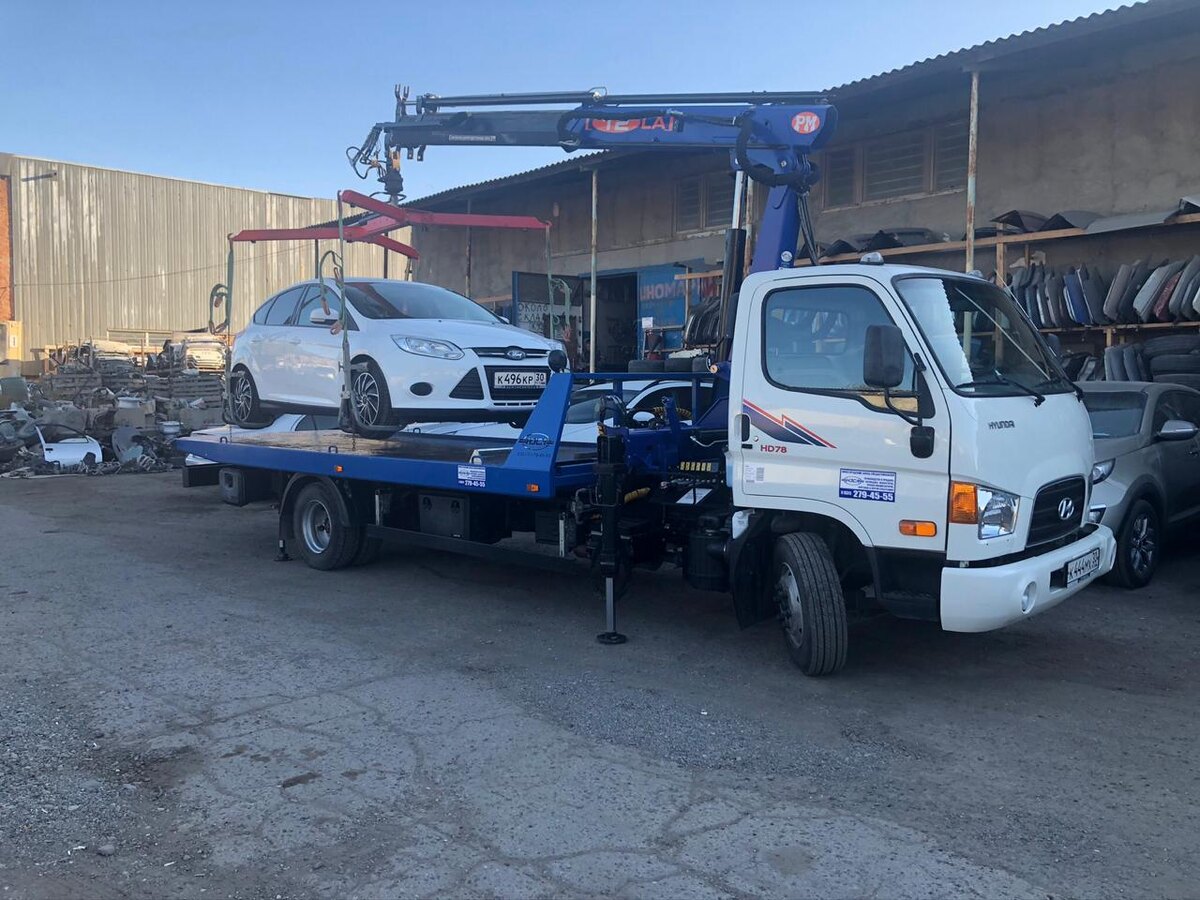 Действующий закон не ставит запрета на эвакуацию авто с заведенным двигателем. Поэтому если водитель ушел, бросив машину с незаглушенным двигателем в неположенном месте, эвакуатор заберет ее.

При этом заведенное транспортное средство имеют право увезти на спецстоянку не только в случаях нарушений. Делают это, например, для чистки дорог от снега или при проведении различных уличных работ.