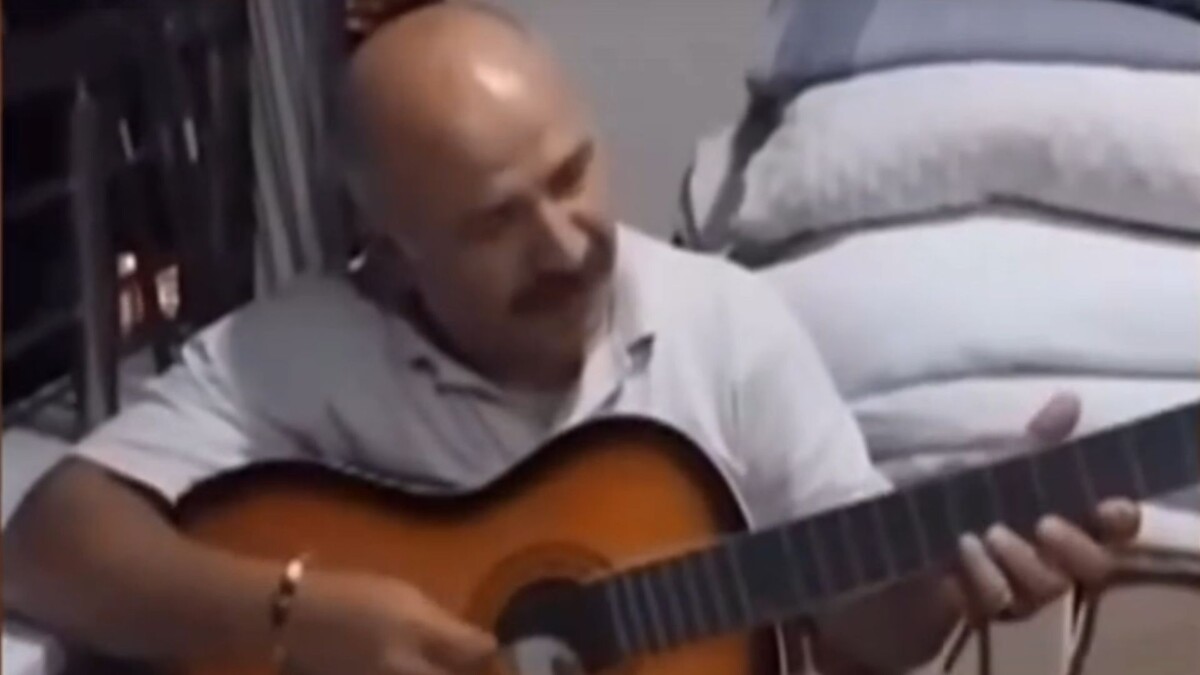 Отец девушки.