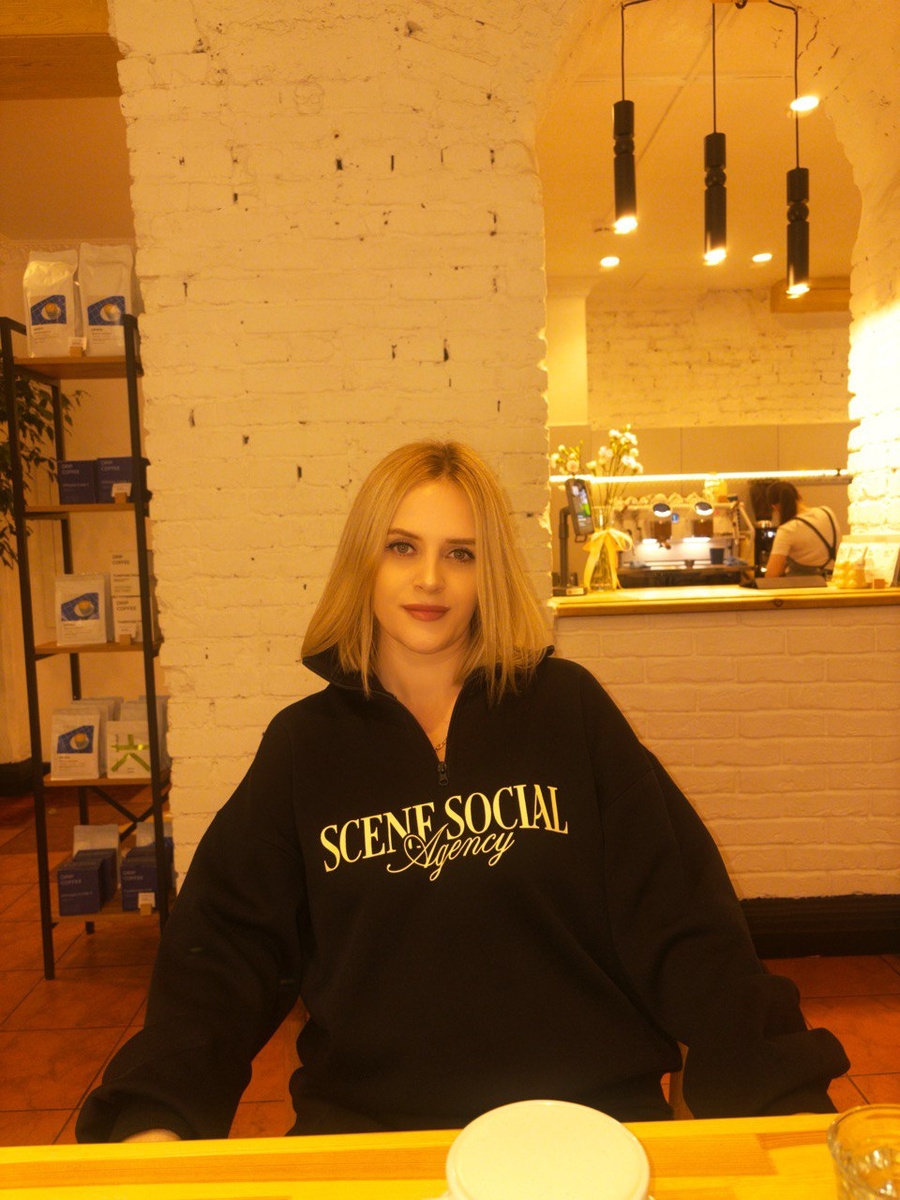 А я в кафе, пью вкусный горячий шоколад с творжной булочкой. Аромат на мне соответсвующий - Mancera "Amore Caffe" 