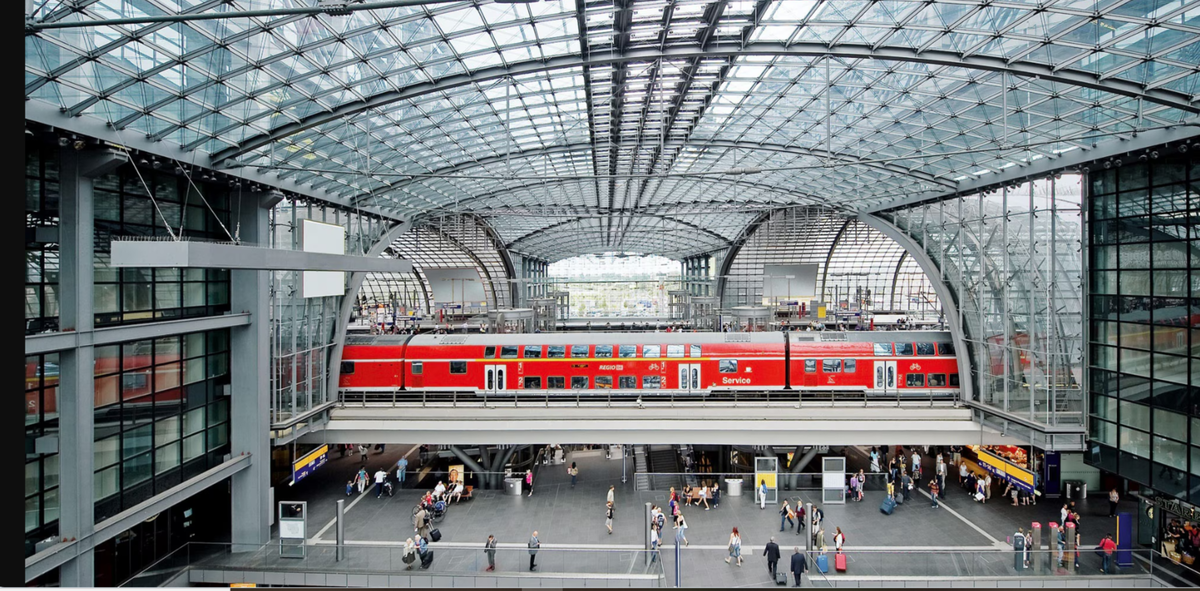 Главный вокзал Берлина. Вид изутри. Вот такая электричка и довезла меня до Вюнсдорфа