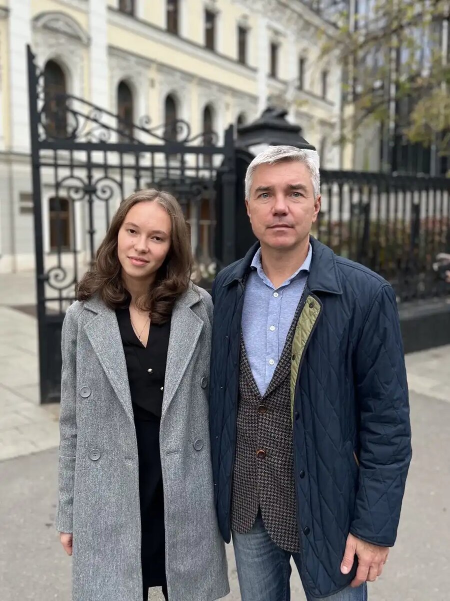      Депутат Евгений Ревенко и автор интервью Ева Любчинова у здания Центрального дома журналиста в Москве Ева Любчинова