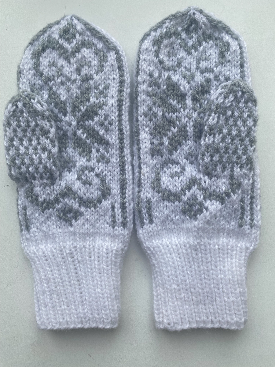 Белые варежки из коллекции.