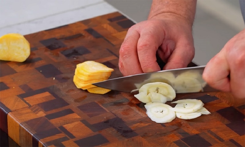 Очень необычный борщ по старинному забытому рецепту из кулинарной книги 1908 года – с жареными карасями 