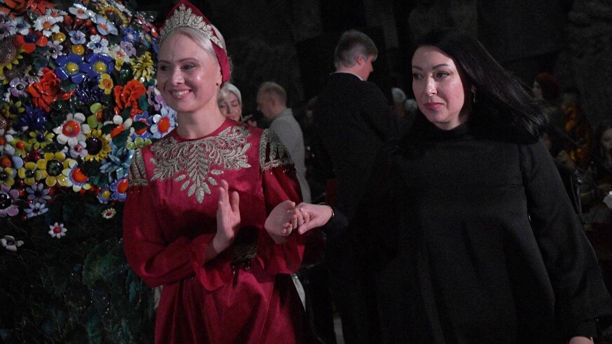    Показ коллекции «Волшебство времен» дизайнера Марии Карлиной, которая родом из Ельца. Наряды мастера украшены кружевом, которым так славится ее родина / Фото: Владимир Вяткин / РИА Новости