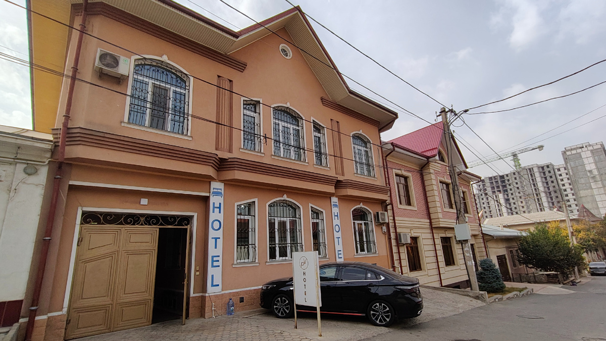 Наш отель. Окна нашего номера на втором этаже. Всё наши 😀.Кроме того, что над входом 