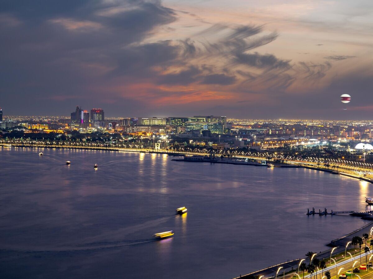    Вид на набережную Корниш в Дохе, Катар© iStock.com / hasan zaidi