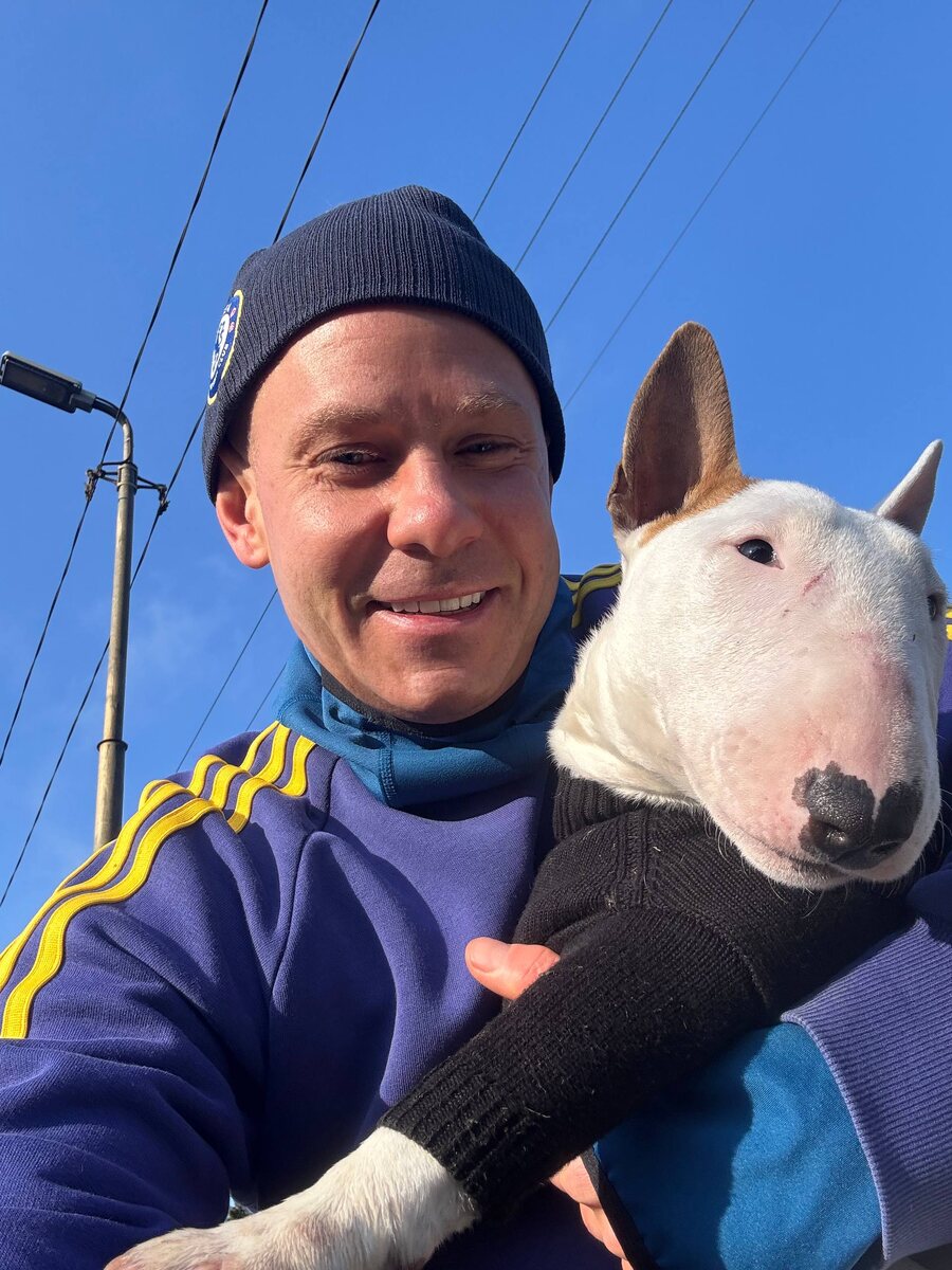 Митя Фомин ежедневно совершает прогулки с питомцем. Фото: социальные сети