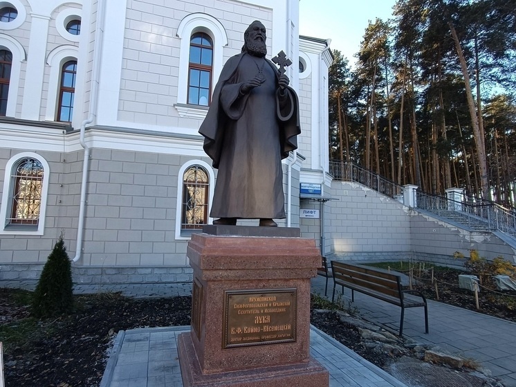     Памятник Архиепископу Луке в Екатеринбурге. Фото: Николай Курилов / МК-Урал.