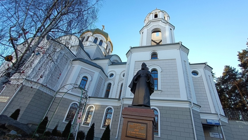     Памятник Архиепископу Луке около Храма святых целителей Космы и Дамиана. Фото: Николай Курилов / МК-Урал.