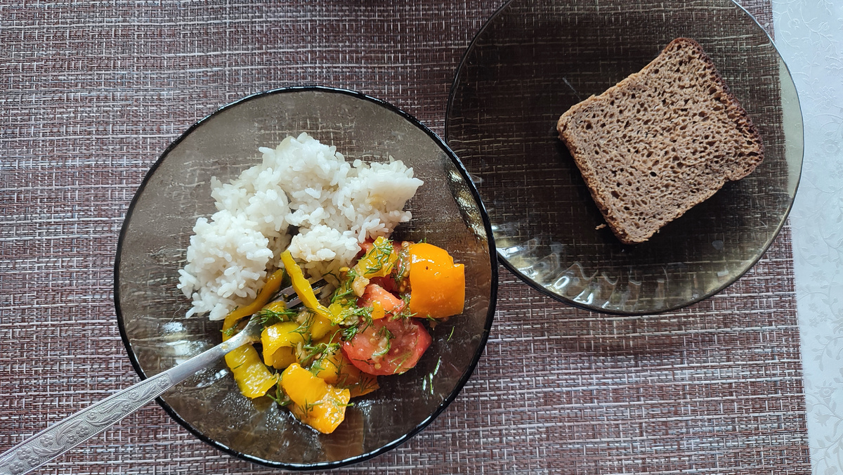 Обед: рис, салат из помидоров, хлеб. Потом ещё чай и сухарики