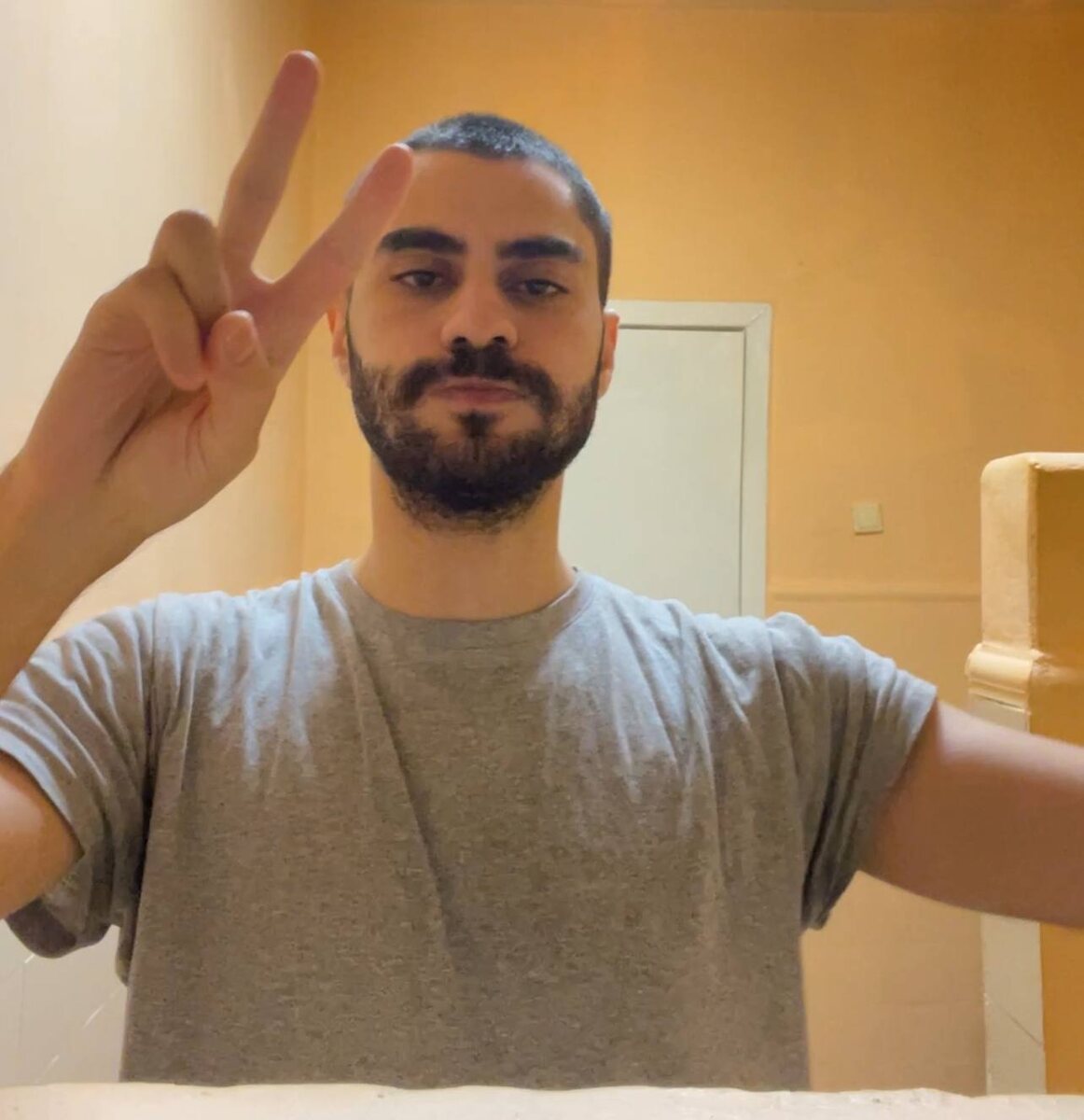 Это я вбольничном туалете полощу горло