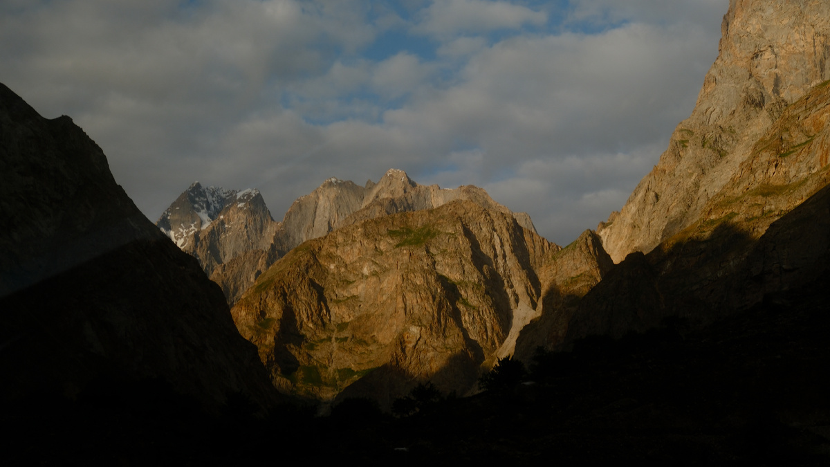 Горы, среди которых идет дорога. Памир