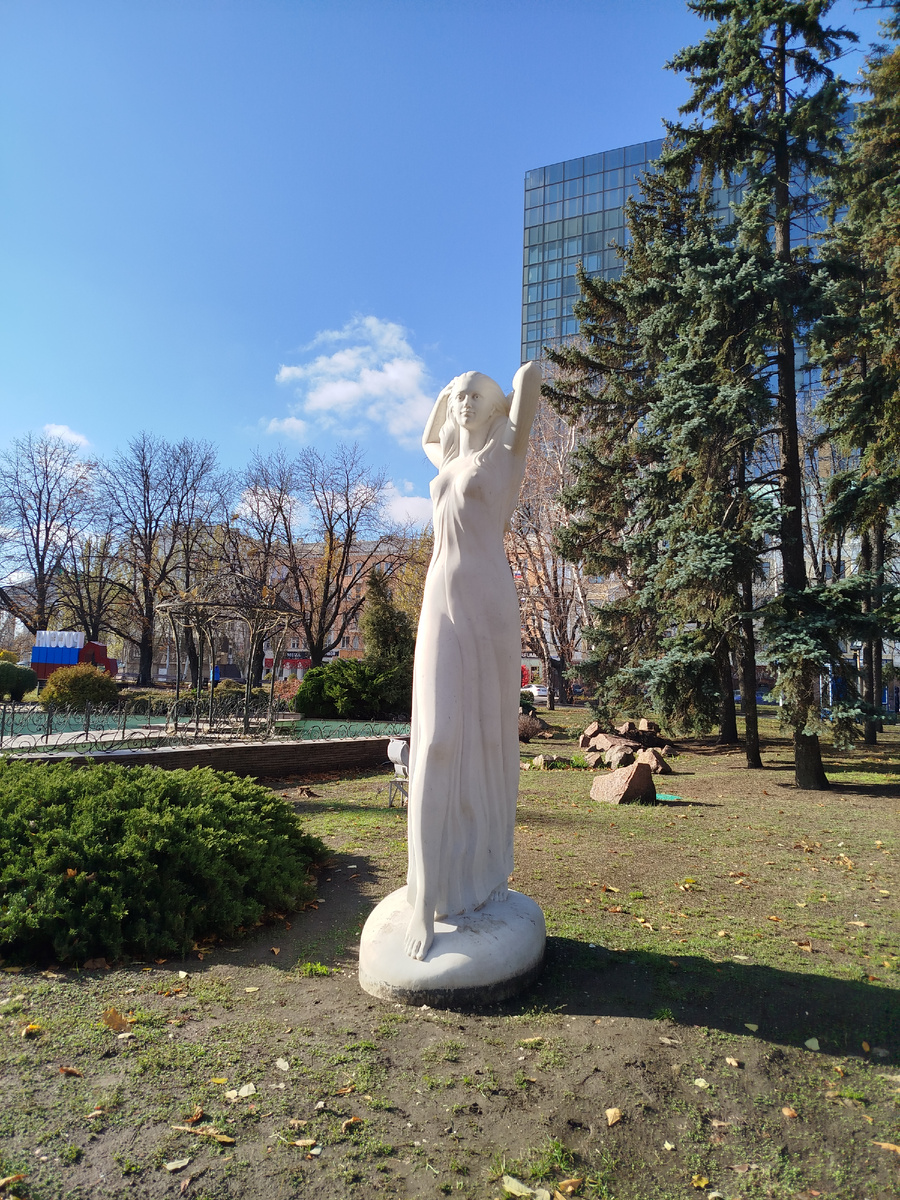 В сквере "Россия" (за площадью имени Ленина).