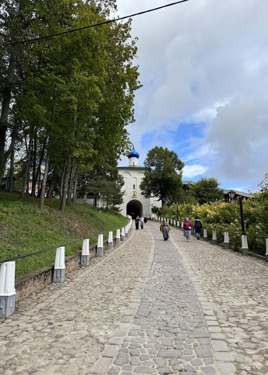 листайте карусель. Дорога крутая - это единственный вход в монастырь