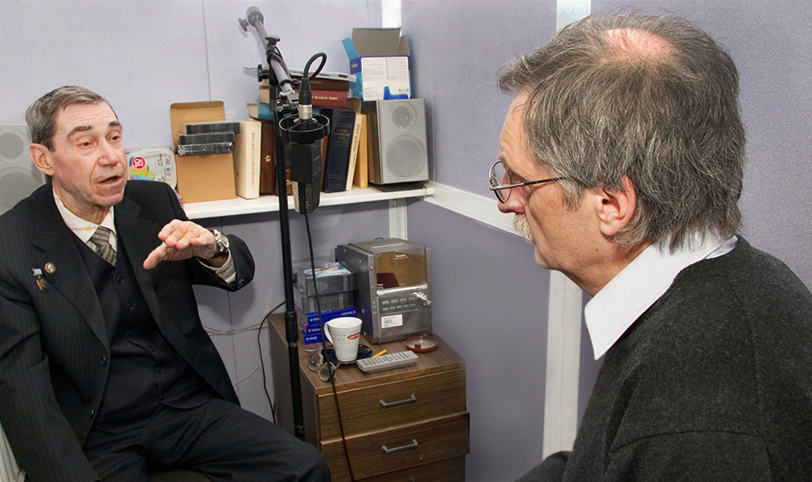 Этот рассказ был записан в студии звукозаписи Главархива Москвы. На снимке Вячеслав Довгань и директор Центрального московского архива документов на спецносителях (ЦМАДСН) Сергей Кушнарёв.