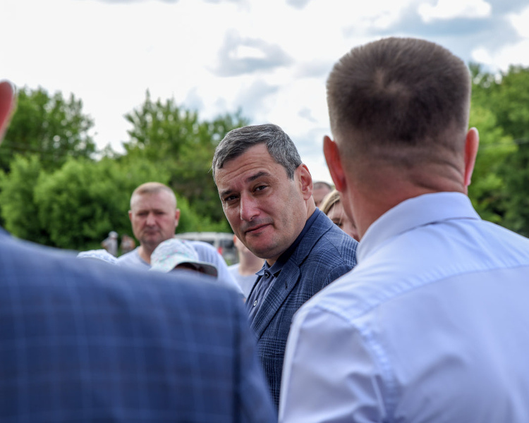     Губернатор Александр Хинштейн резко прокомментировал приезд Апачева в Курск