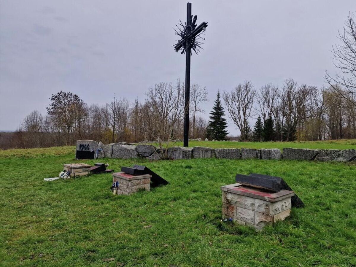    В Ида-Вирумаа осквернили памятники павшим в битве при Синимяэ© Фото : Мarko Kaldur/avastaEESTI.ee