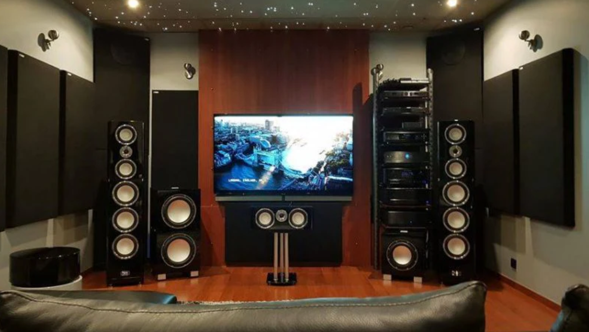 Современная комната для прослушивания музыки с акустическими панелями на стенах и потолке. (Источник: Яндекс Картинки)