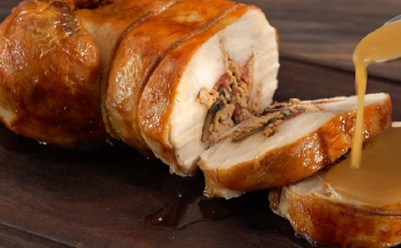 Праздничный рулет из целой курицы в духовке: фаршируем и наслаждаемся