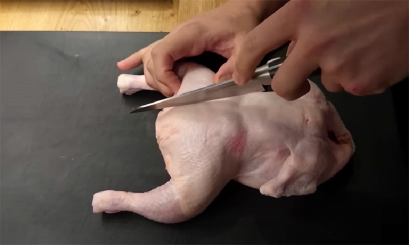 Праздничный рулет из целой курицы в духовке: фаршируем и наслаждаемся