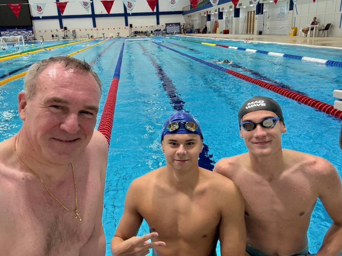    Руслан Кухарук поплавал в бассейне с восходящими звёздами югорского спорта