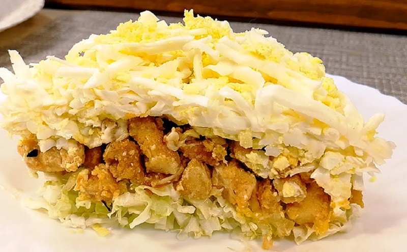 Слоёный салат «Осенняя сказка»: как из минимума сделать щедрый стол