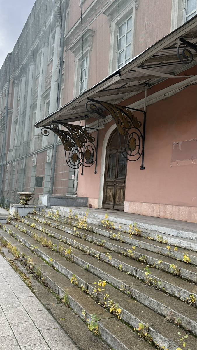 Каменная лестница и крыльцо дворца Екатерины II в Лефортово