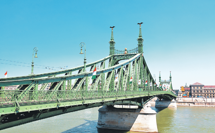 В Венгрии умеют строить мосты, как этот - мост Свободы в Будапеште. Если надо - и между государствами переправы наведут. Фото: Фотобанк Лори