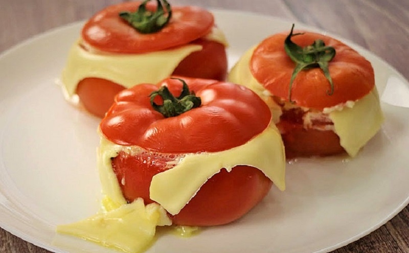 Яичница в помидоре: быстрый и яркий завтрак за несколько минут